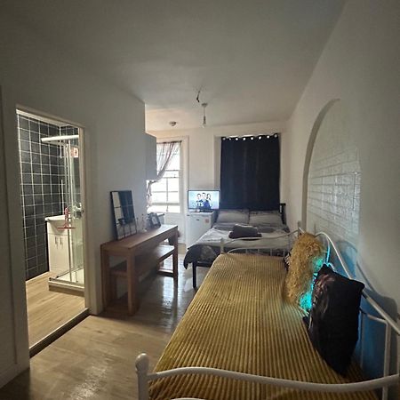 Spacious Studio Flat In London Exterior photo