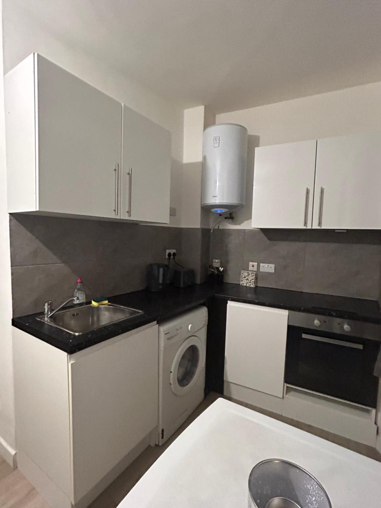 Spacious Studio Flat In London Exterior photo