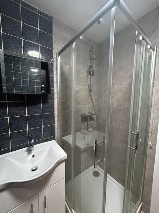 Spacious Studio Flat In London Exterior photo